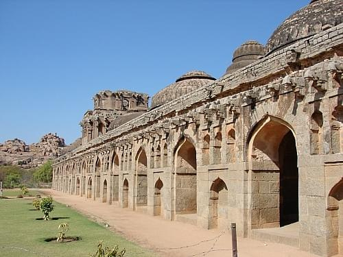 Stajnie dla słoni, Imperium Vijayangar, Hampi