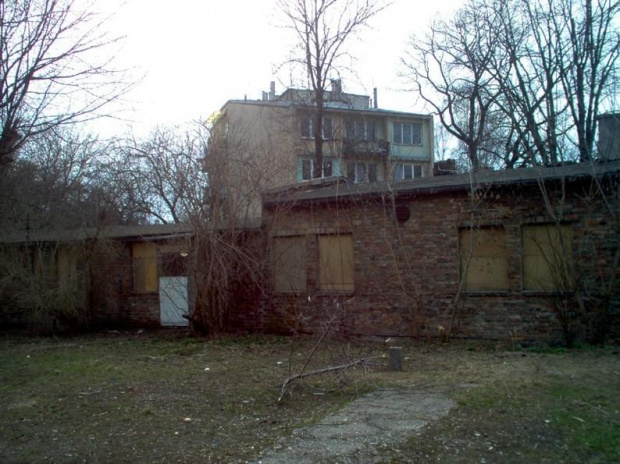 Widoczne na tych zdjęciach baraki te zbudowali hitlerowcy w październiku 1939 roku z cegieł po zburzonych kamienicach. Pełniły rolę siedziby władz okupacyjnych. Potem zakwaterowały się tu władze NKWD, i tu wyłapywali powstańców szukających schronienia...