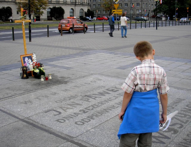 W tym miejscu na warszawskim Placu Piłsudskiego (dawniej Placu Zwycięstwa) Ojciec Święty Jan Paweł II odprawił mszę świętą podczas Pierwszej Pielgrzymki do Ojczyzny. Tu również stała potem trumna Prymasa Tysiąclecia.