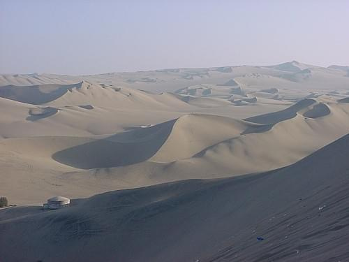 Widok na pustynię niedaleko miasta Ica, Peru