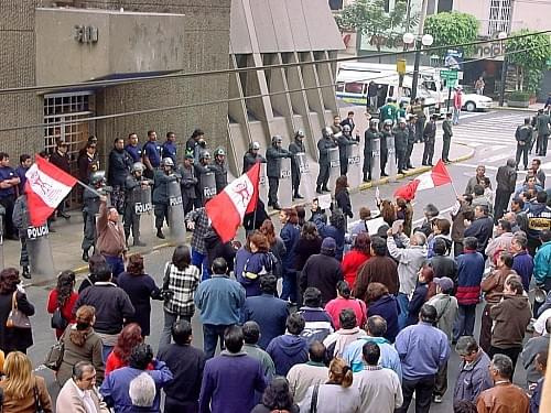 Protest przed bankiem, Lima, Peru