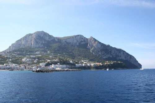 Capri a na niej Monte Solaro (589 m n.p.m.)