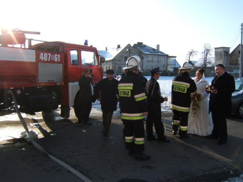 07.01.2006 W naszym kościele brał ślub nasz były strażak Mariusz Pacholewicz. Oczywiście nasza OSP zrobiła