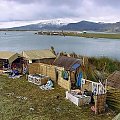 Sztuczne wyspy Indian Uros na jeziorze Titicaca, Peru