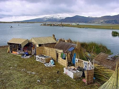 Sztuczne wyspy Indian Uros na jeziorze Titicaca, Peru