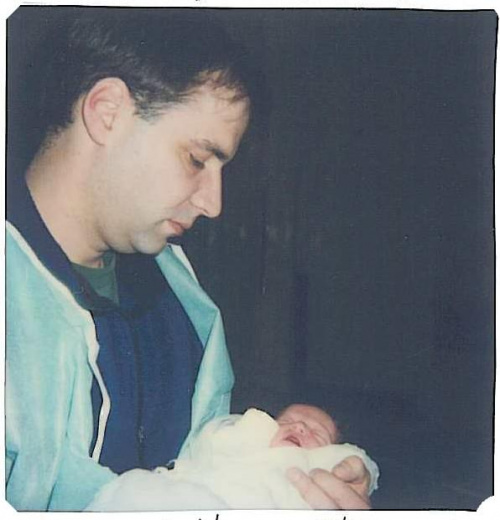 Pierwsze spotkanie z tatą.
Jesteśmy w szpitalu. Przyszłam na świat 28.02.2001 o godz. 8.35. Mam 48 cm i ważę 2900 kg.
