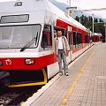 Tatrzańska kolej wšskotorowa na Słowacji. A to moja skromna osoba na tle składu "Tatranská elektrická eleznica"Fotka zrobiona w sierpniu 2004 #kolej #Tatry #wąskotorówka #Słowacja