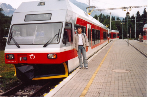 Tatrzańska kolej wšskotorowa na Słowacji. A to moja skromna osoba na tle składu "Tatranská elektrická eleznica"Fotka zrobiona w sierpniu 2004 #kolej #Tatry #wąskotorówka #Słowacja