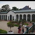 Zbiory luksusowej porcelany, szkła i srebra uzupełniają obrazy i rzeźby, niezmierną wartość ma też biblioteka z prawieże 16 000 tomów.