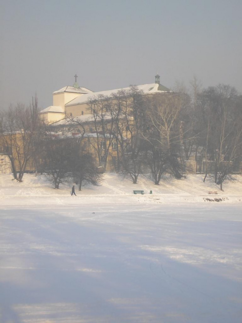 Zimowy widok na Sanktuarium Matki Boskiej Zwycięskiej w Warszawie