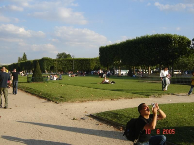 Paris VII (7. dzielnica Paryża) - Champ de Mars (Pole Marsowe) - spory pas zieleni między Wież Eiffela (F - Tour Eiffel) a Szkoł Wojskow (F - École Militaire)