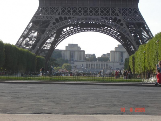 Paris VII (7. dzielnica Paryża) - Champ de Mars (Pole Marsowe) - spory pas zieleni między Wież Eiffela (F - Tour Eiffel) a Szkoł Wojskow (F - École Militaire)