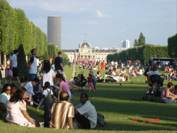 Paris VII (7. dzielnica Paryża) - Champ de Mars (Pole Marsowe) - spory pas zieleni między Wież? Eiffela (F - Tour Eiffel) a Szkoł? Wojskow? (F - École Militaire)