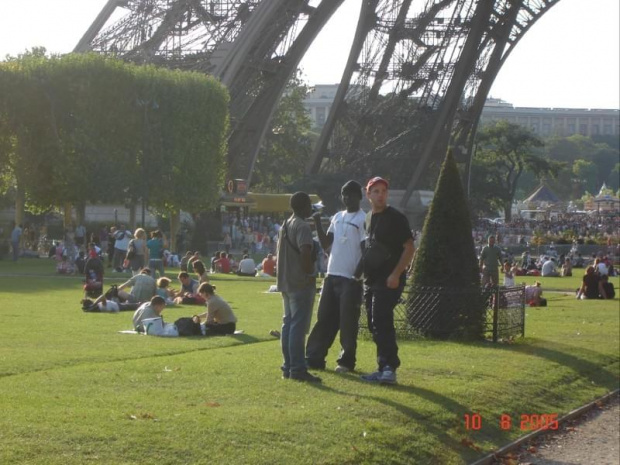 Paris VII (7. dzielnica Paryża) - Champ de Mars (Pole Marsowe) - spory pas zieleni między Wież Eiffela (F - Tour Eiffel) a Szkoł Wojskow (F - École Militaire)