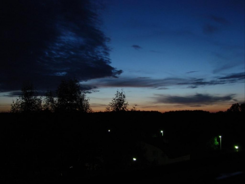 Zachody słońca uchwycone z mojego okna. #ZachódSłońca #wieczór #chmury #niebo #słońce