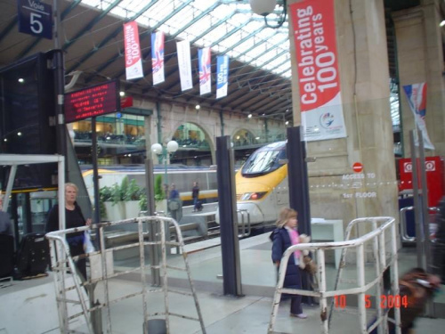 Paris X (10. dzielnica Paryża) - Gare du Nord (Dworzec Północny) - stšd odjeżdżajš TGV do Północy Francji, Eurostar do Anglii oraz Thalys do Belgii. Też stšd odjeżdżajš pocišgi do Luksemburga i Niemiec