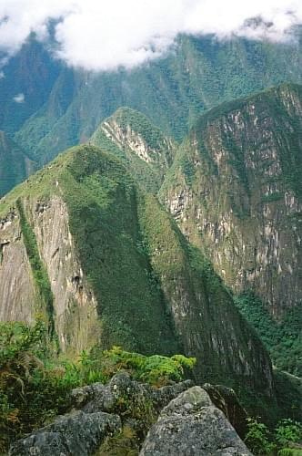 Widok z Huayna Picchu na wzniesienia w okolicy, Peru