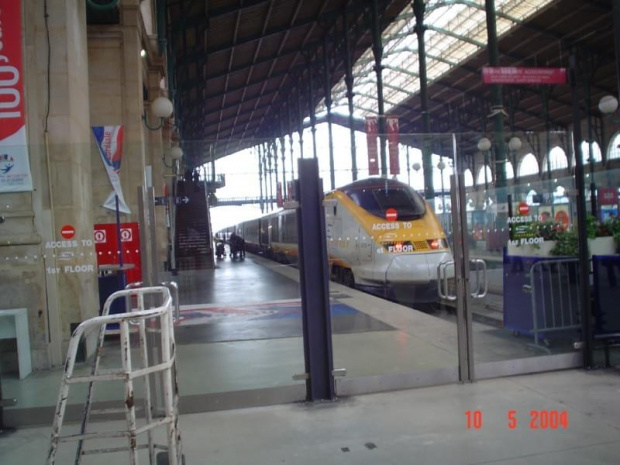 Paris X (10. dzielnica Paryża) - Gare du Nord (Dworzec Północny) - stšd odjeżdżajš TGV do Północy Francji, Eurostar do Anglii oraz Thalys do Belgii. Też stšd odjeżdżajš pocišgi do Luksemburga i Niemiec