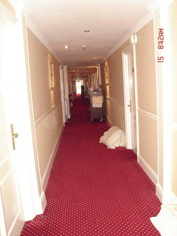 Klaustrofobiczne zdjecie korytarza w hotelu