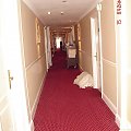 Klaustrofobiczne zdjecie korytarza w hotelu