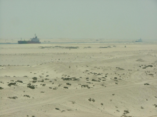 W Egipcie i po pustyni sie plywa :)