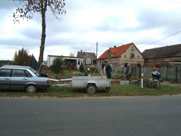 W dniu 28.10.2006 porządkowaliśmy teren przed remizą, oraz wkopane zostały krawężniki pod nowe ogrodzenie, od strony drogi. Zaangażowani w te prace byli druhowie: Zdzisław Makarewicz , Tomasz Kowalski , Michał Medyński , Henryk Esz , Adrian Esz , Sylwe...