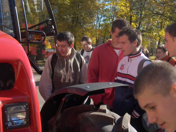 Wielkim zainteresowaniem wśród uczniów ZS w Sobieszynie cieszyła się prezentacja nowego ciągnika Pronar 82A, który będzie pomocą dydaktyczną w naszej szkole #Sobieszyn #Brzozowa #TechnikumRolnicze #Pronar82A