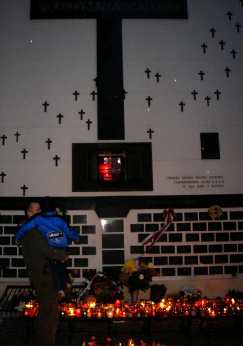 Przy kościele Św. Karola Boromeusza na Powązkach jest tzw. Ściana Pomordowanych na Wschodzie. Dookoła kościoła są wmurowane tabliczki z nazwiskami pomordowanych bliskich, a na froncie umiejscowiona jest we wnęce czaszka oficera polskiego zamordowanego...