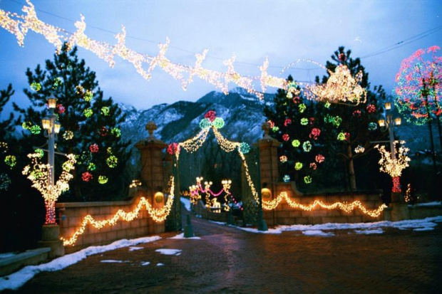 CHRISTMAS TIME AT THE GATE OF THE CHATEAU "LA CAILLE"