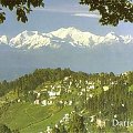 Widok na Himalaje z Darjeelingu, Indie. Ten najwyższy szczyt w oddali to Kanczendzunga(8586 mnpm).