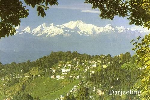 Widok na Himalaje z Darjeelingu, Indie. Ten najwyższy szczyt w oddali to Kanczendzunga(8586 mnpm).