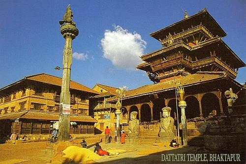 Durbar square: Batsala temple i Yoganarenda Malla Statue, Patan(Lalitpur), Nepal