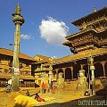 Durbar square: Batsala temple i Yoganarenda Malla Statue, Patan(Lalitpur), Nepal