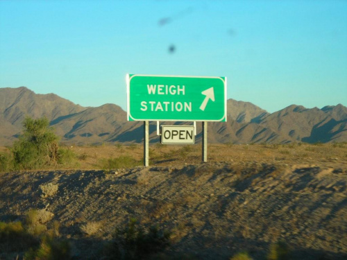 I-10 east, Arizona. Zapalił mi się znak, żeby przejechać wagę bokiem... Choć waga jest otwarta