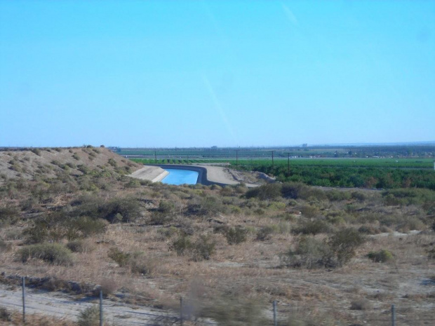 Kanał z wodą dla Kalifornii, płynie z samej Nevady, od rzeki Colorado i tamy Hoovera.