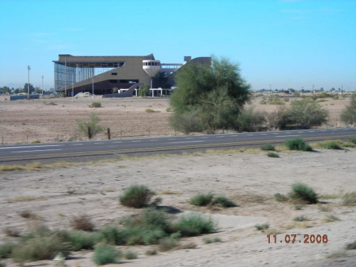 Arizona, dawny budynek toru do (chyba) wyścigów psów. Teraz stoi w pustyni, koło autostrady I-10 na zachód od Phoenix