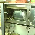Radio schowałem do kuchenki mikrofalowej, ale niestety nie dało sie jej zamknąć ponieważ radio było za duże, a tak chciałem je podgrzać ;-)