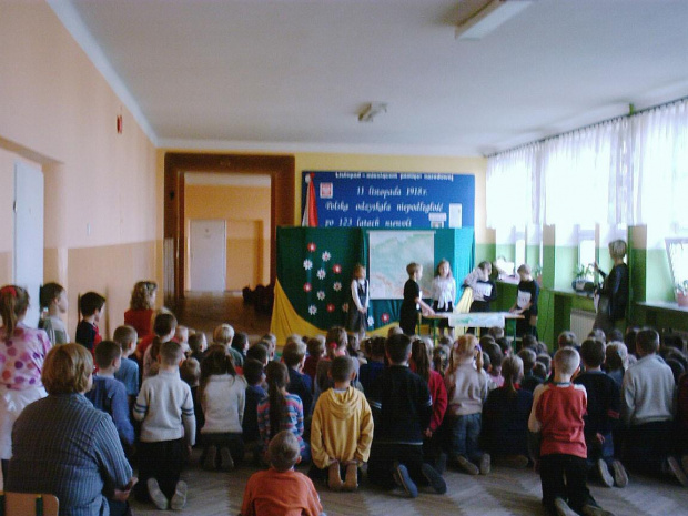 Na drugim piętrze odbywały się próby do przedstawienia z okazji 11 Listopada... #tomaszów #sp13 #szkoła