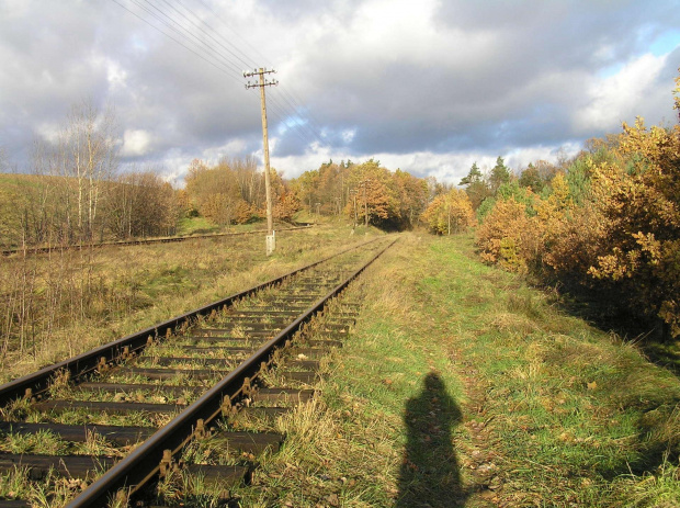 Scieżynka przy torach, innej drogi nie ma, dobrze że to tylko 300m.