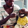 Mabvuto już zdrowieje, bowiem przyjmuje pokarm doustny na łyżce. Często przy malarii czy niedożywieniu dzieci wymiotują, mają biegunki, więc karmnienie tylko przez sondę do żołądka to jedyny ratunek.
