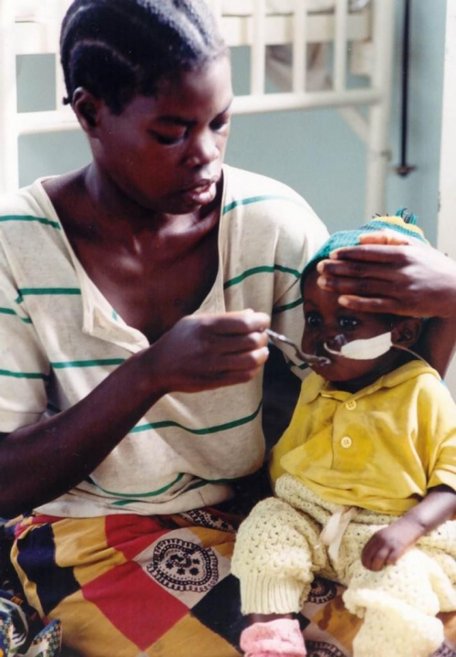 Mabvuto już zdrowieje, bowiem przyjmuje pokarm doustny na łyżce. Często przy malarii czy niedożywieniu dzieci wymiotują, mają biegunki, więc karmnienie tylko przez sondę do żołądka to jedyny ratunek.