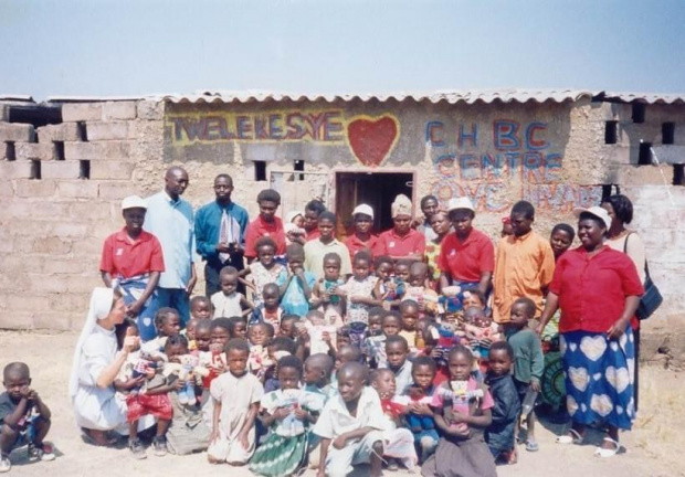 Dzieci przed szkołą w Chilanga. otrzymały wtedy misie robione z resztek wełny. Dzięki pomocy dzieci z Polski, także z Jastrzębia udało się zakupić ramy do okien i drzwi, oraz cement i trochę bloków.