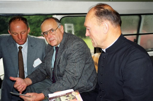 Od lewej: przewodniczący Przymierza, inicjator przeniesienia Krzyża na Żwirowisko, ks. Adolf Chojnacki