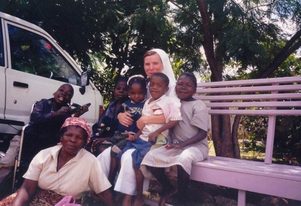 Pewna Amai (czyt. Pani), która też jest babcią siedzi na placu hospicjum i s. Franciszka z sierotami będącymi tam na leczeniu p/wirusowym.