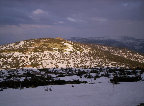 Czarna Przełęcz (1350 m npm), a nad nią w promieniach słońca Czeskie Kamienie (1416 m npm).