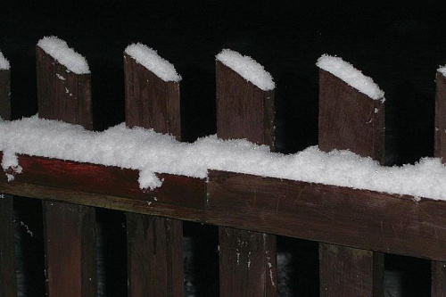 otulony śnieżną pierzynką płot