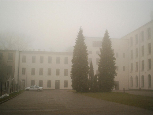 Mgła była wszędzie.... #Łódź #hotel #mgła #fabryka