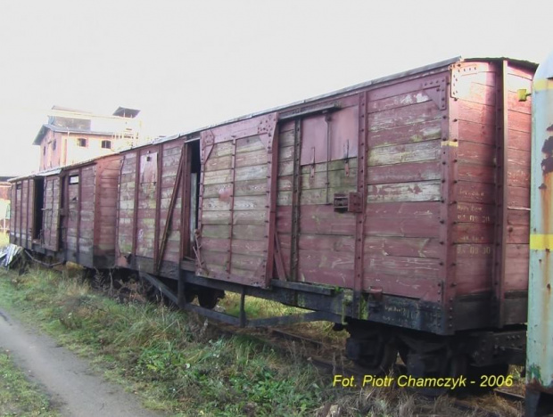 Jeden z kilku wagonów towarowych przedstawiający jeszcze w miarę dobry stan. #kolej #kolejka #wąskotorowa #Białośliwie #PKP
