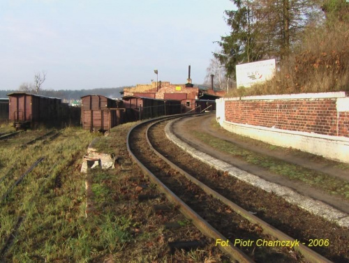 Pochylnia prowadzi do części technicznej stacji - dawnej wagonowni, #kolej #kolejka #wąskotorowa #Białośliwie #PKP