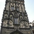 Przez wysoką na 65 metrów gotycką wieżę z bogatymi rzeźbionymi zdobieniami już od XV wieku wkracza się podniośle do Starego Miasta. #Praga #miasto #stolica